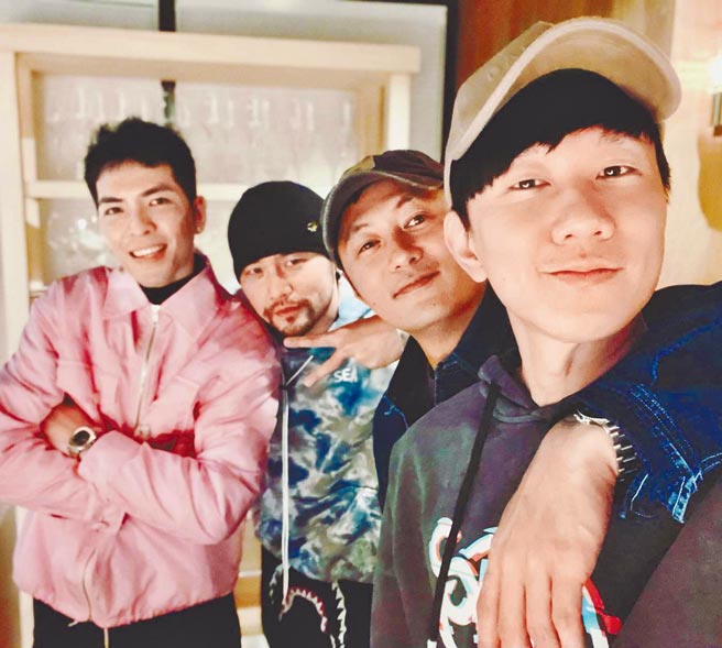 老萧（左起）、周董、余文乐及JJ前晚难得齐聚一堂。                                         （摘自IG）