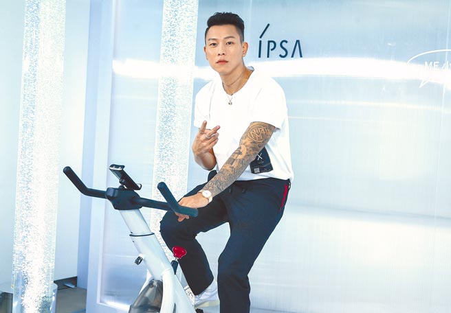 瘦子昨一身清爽造型出席保养品活动。（粘耿豪摄）