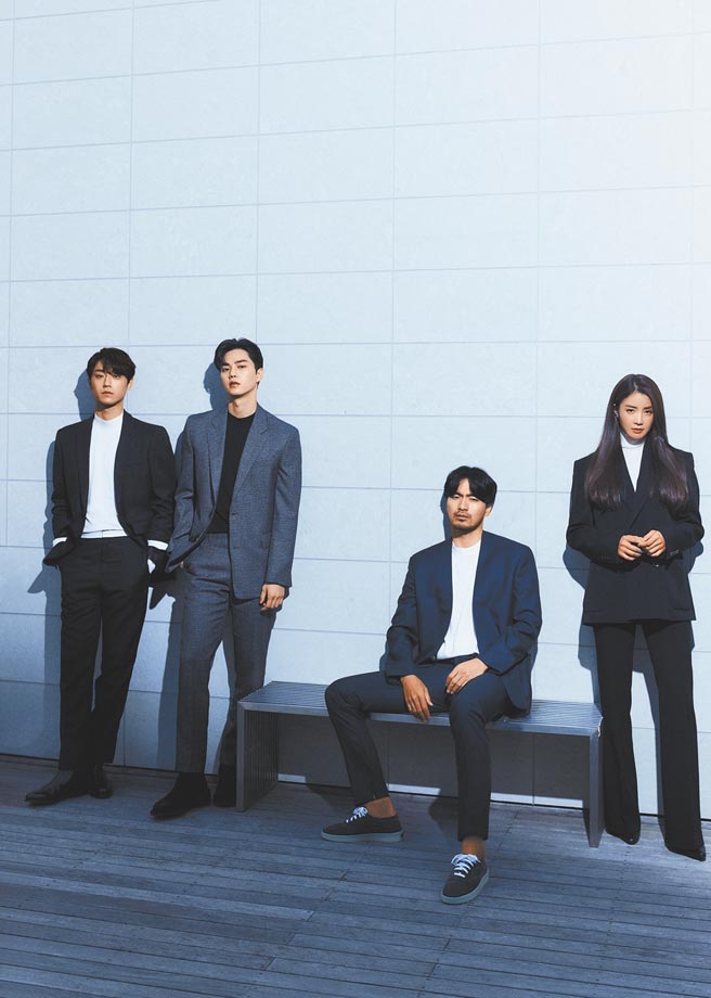 李到睍（左起）、宋江、李阵郁及李施昤在剧中对抗怪物。（Netflix提供）