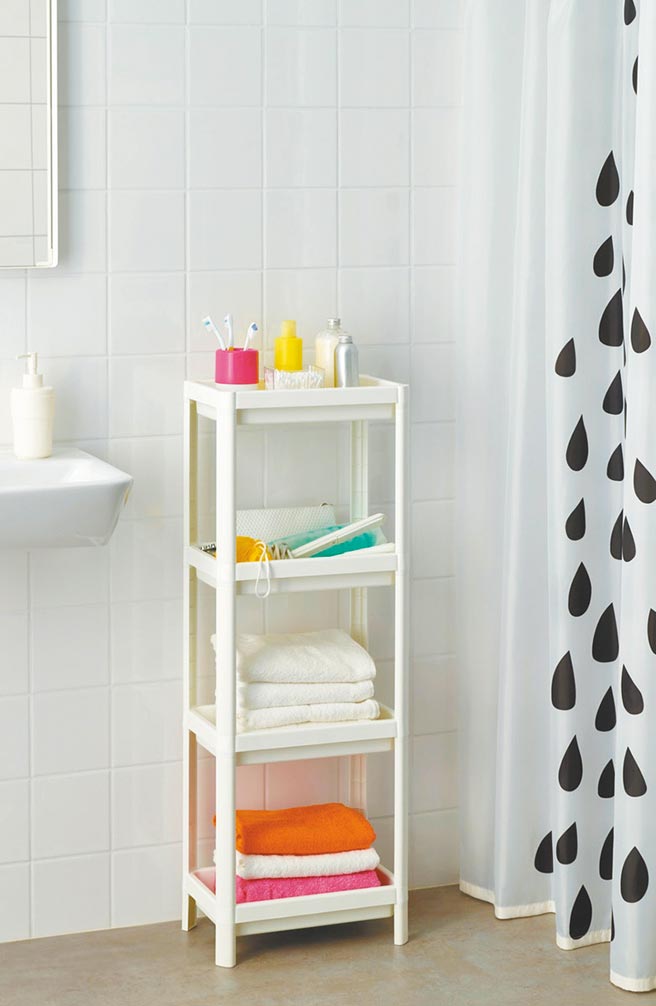 IKEA的VESKEN层架组，可放换洗衣物、毛巾、瓶罐等，轻巧防水易清理，299元。（IKEA提供）