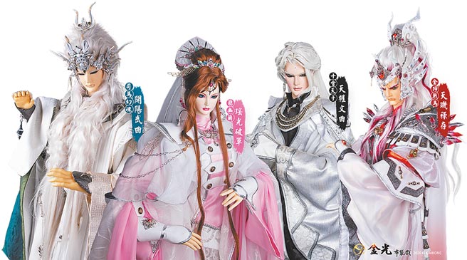 司马幻魂（左起）、蔺幽兰、十雪天子及金蹄战马于地界侵略屡传捷报。（金光多媒体提供）