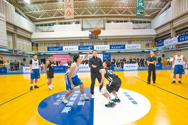 逢甲大學攜手聯聚建設，發起「逢甲6．共善．聯聚建設盃」籃球賽，全校師生熱情參與。（圖／黃繡鳳）