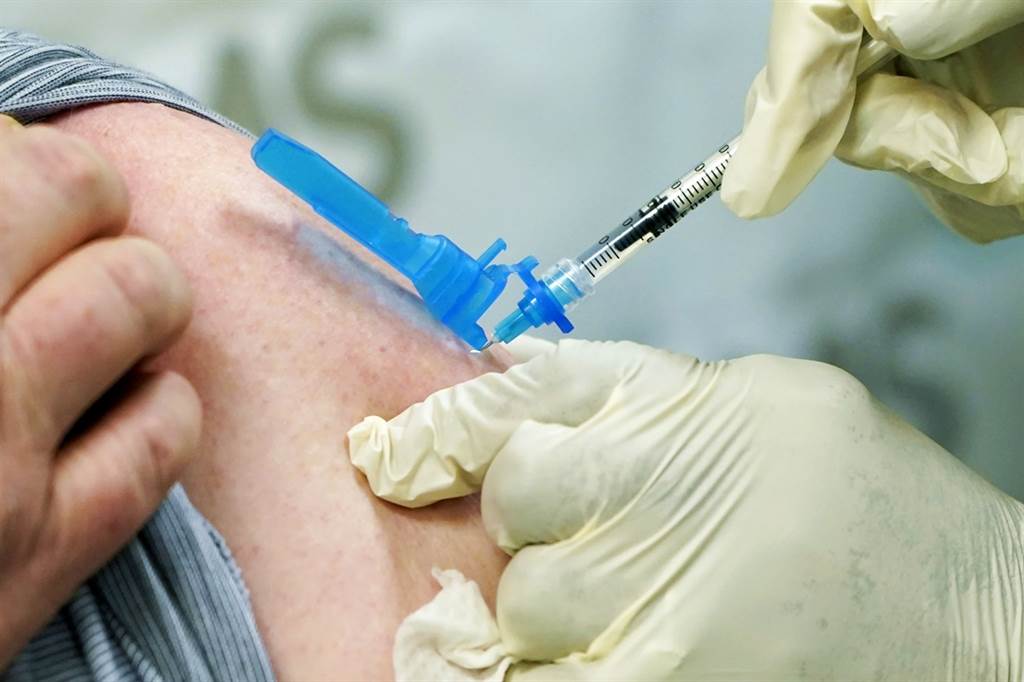 美国田纳西州女护士多佛（Tiffany Dover）17日接种完辉瑞新冠疫苗后，在电视台的直播专访中突然昏厥倒地。（资料照／美联社）(photo:ChinaTimes)