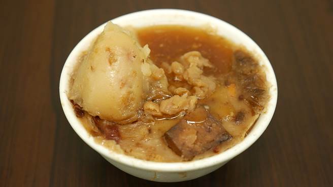 碗粿里面有大甲芋头、滷蛋、香菇、绞肉、菜圃，所有的配料都经过繁复的处理。(摄影/范佐意)