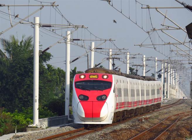 南迴铁路电气化，未来将保留蓝皮列车原来的往返一个班次。(台铁提供)