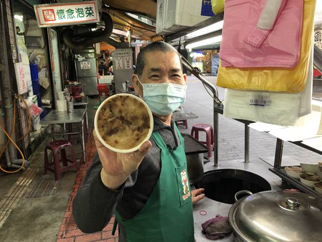 老板今年已65岁，却依然干劲十足。(摄影/范佐意)