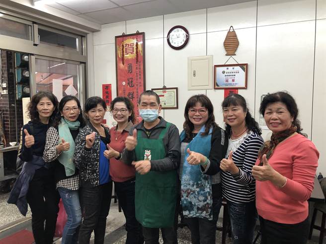 客人特别从南部来吃这碗冠军碗粿。(摄影/陈盈臻)