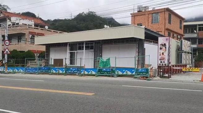 苗栗县狮潭乡台3线旁1处农牧用地，近期大兴土木盖超商，被查报是违建后，县府12月勒令停工2次，另因地目违规使用，恐面临6万元至30万元罚锾。（民眾提供／巫静婷苗栗传真）