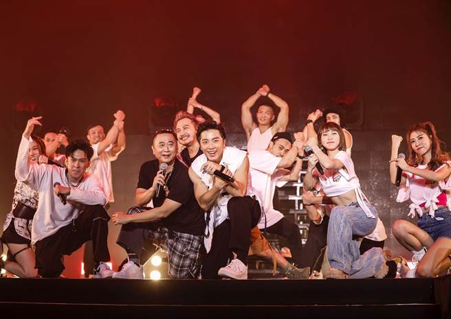 坤达与木曜主持群重现Energy经典曲〈放手〉。（有声娱乐提供）