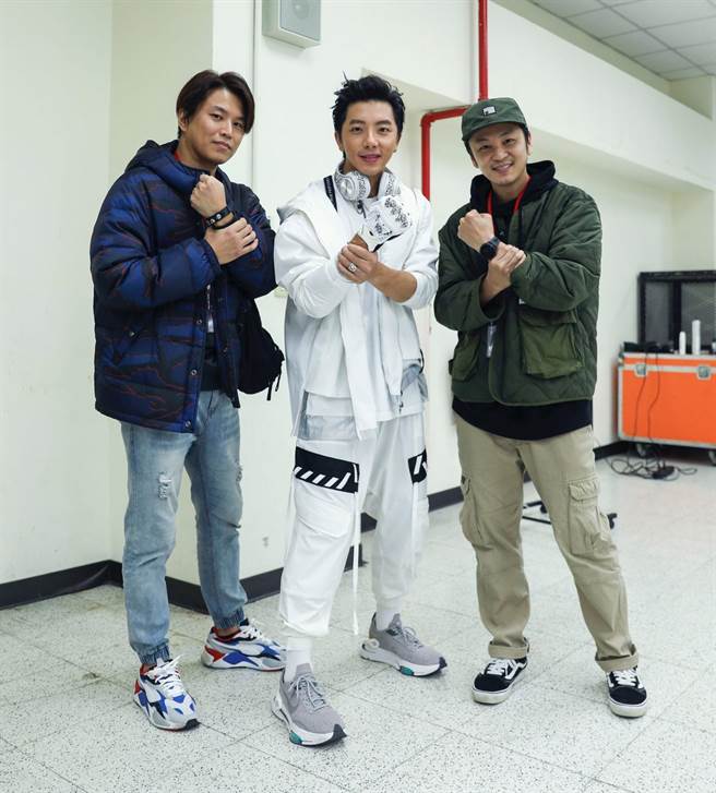 Energy成员书伟（右）和阿弟（左）有到场观看坤达表演。（有声娱乐提供）