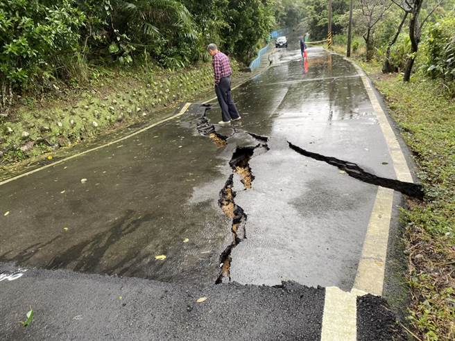 新北市石门区北21线约10.5公里处，今（20）日上务发生下边坡滑动情形，导致上方道路龟裂坍方。（图／记者叶书宏摄）