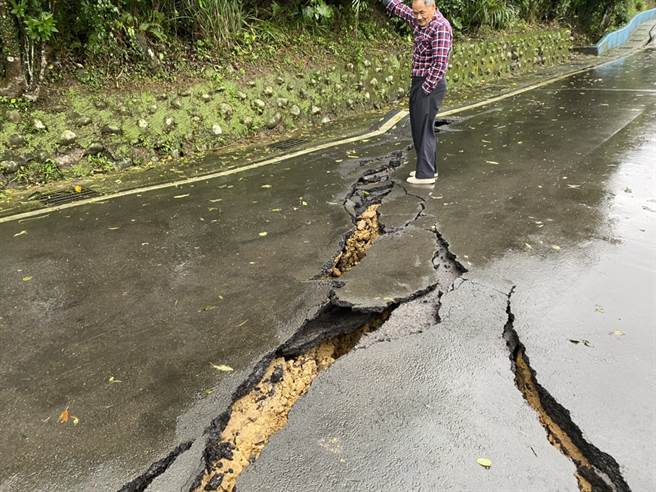 新北市石门区北21线约10.5公里处，今（20）日上务发生下边坡滑动情形，导致上方道路龟裂坍方。（图／记者叶书宏摄）