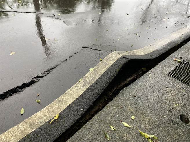 新北市石门区北21线约10.5公里处，今（20）日上务发生下边坡滑动情形，导致上方道路龟裂坍方。（图／记者叶书宏摄）