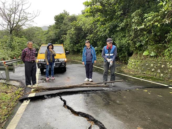 新北市石门区北21线约10.5公里处，今（20）日上务发生下边坡滑动情形，导致上方道路龟裂坍方。（图／记者叶书宏摄）