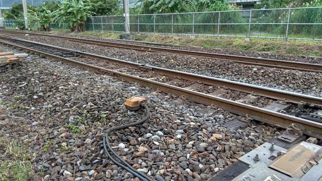 南澳至汉本断轨20公分，台铁局紧急处置，影响9列，113分。（台铁局提供）