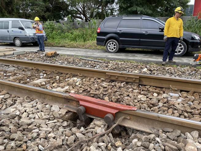南澳至汉本断轨20公分，台铁局紧急处置，影响9列，113分。（台铁局提供）