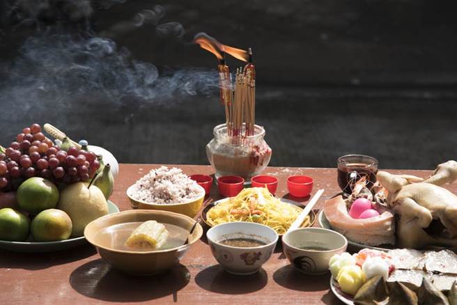 命理师表示冬至是转运大好时机，并透露祭拜地基主必备供品。(示意图/达志影像)