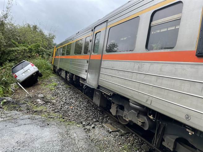 新北市平溪区有一辆银色小客车遭台铁4717区间车擦撞。（翻摄照片／陈彩玲基隆传真）
