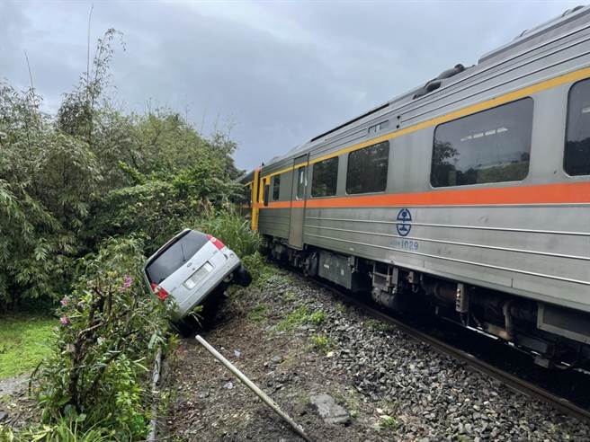 新北市平溪区有一辆银色小客车遭台铁4717区间车擦撞。（翻摄照片／陈彩玲基隆传真）