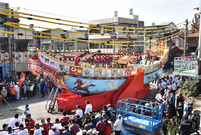 茄萣区白砂崙万福宫大王船长18.4公尺、宽4.4公尺、高5.1公尺，斥资近500万元新台币打造。