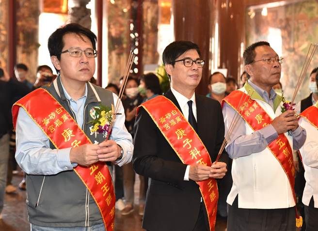 高雄市长陈其迈20日到茄萣区白砂崙万福宫祭拜（中），民进党立委邱志伟（左）、高雄市议员黄明太（右）陪同。（林瑞益摄）