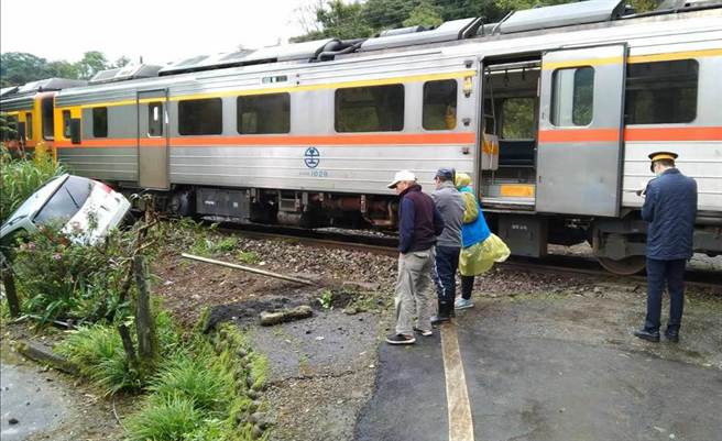 新北市平溪区有一辆银色小客车遭台铁4717区间车擦撞。（翻摄照片／陈彩玲基隆传真）
