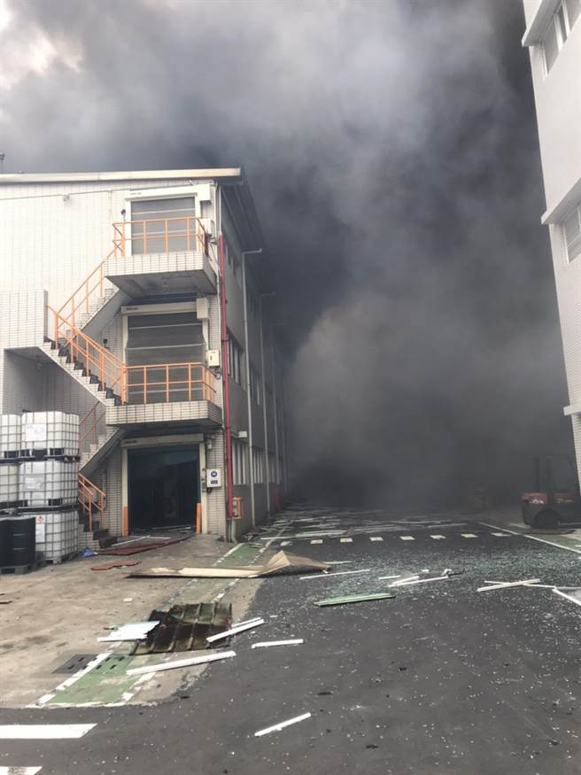 芦竹区海湖北路上的旭富制药工厂，20日中午惊传爆炸，现场浓烟密布。(翻摄照片／蔡依珍桃园传真)