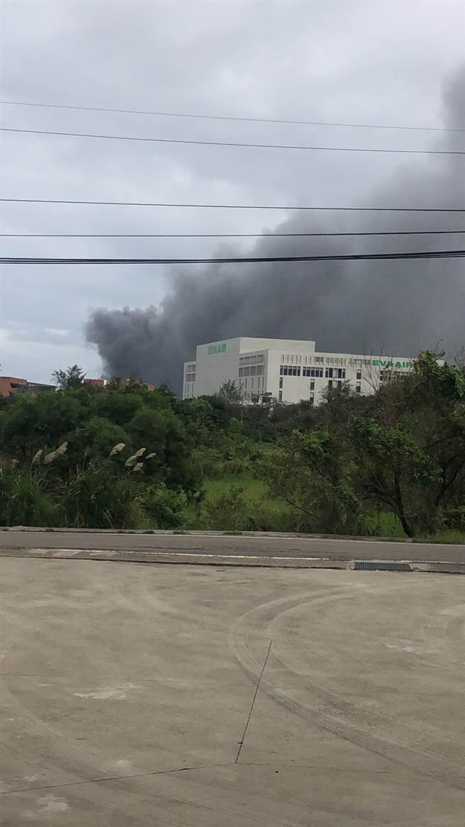 芦竹区海湖北路上的旭富制药工厂，20日中午惊传爆炸，现场浓烟密布。(翻摄照片／蔡依珍桃园传真)