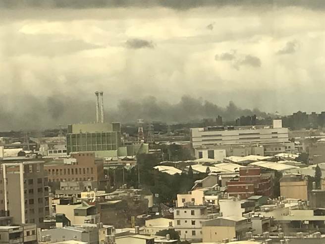 芦竹区海湖北路上的旭富制药工厂，20日中午惊传爆炸，现场浓烟密布。(翻摄照片／蔡依珍桃园传真)