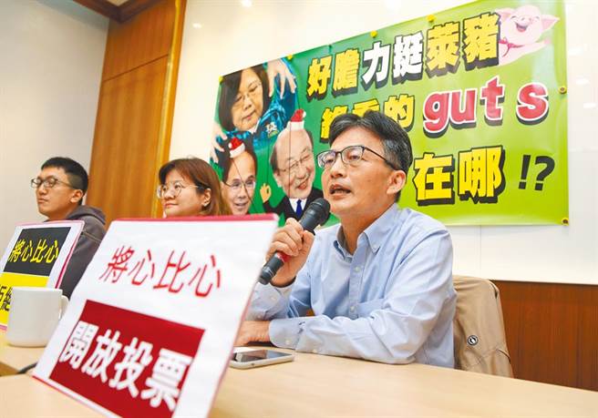 长期关注莱剂肉品问题的精神科医师苏伟硕（右）遭蔡政府「查水表」。（本报资料照片）