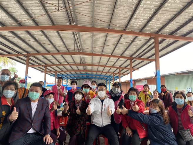 国民党主席江启臣今到花莲欢庆国民党126周年党庆，首站先至新城乡党部慰劳志工。（罗亦晽摄）