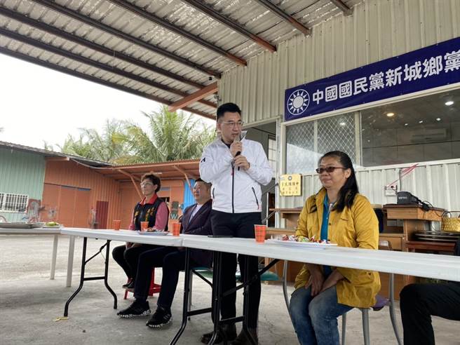 江启臣见目前暂以铁皮屋搭建成新城乡临时党部，感谢新城乡党部主任委员郭彩宝（右），出钱出力把基层最需要的服务处重建。（罗亦晽摄）