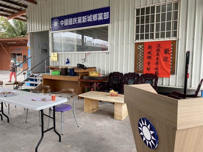 针对暂以铁皮屋搭建的党部，江表示「国民党的DNA即为每次面对挑战，都有办法突破及克服」，向志工喊话打气。（罗亦晽摄）
