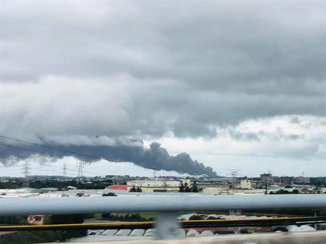 芦竹区海湖北路上的旭富制药工厂，20日中午惊传爆炸，现场浓烟密布。(照片／翻摄自脸书桃园人桃园事.生活.分享.靠北.讨论区)