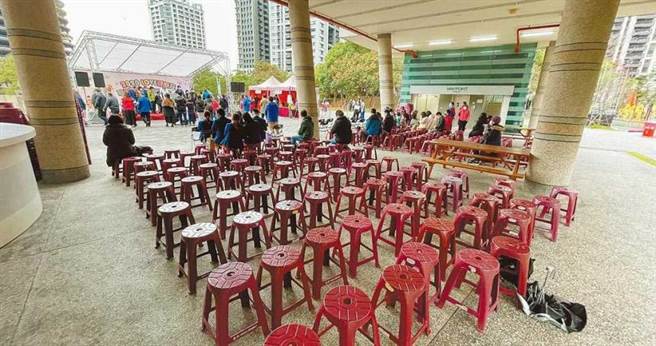新北市新庄区公所斥资58万元办耶诞跨年活动，19日开幕时现场参与观眾寥寥无几。（图／中国时报李俊淇摄）