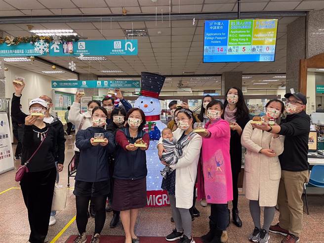 移民署举办新住民家庭教育活动，共同制作耶诞节姜饼屋。（图：移民署提供）