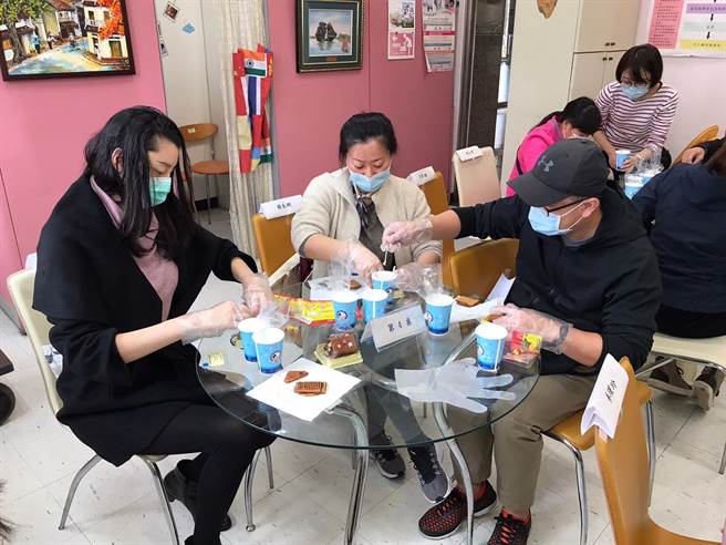 新住民姊妹搭起属于自己家庭的姜饼小屋。（图：移民署提供）