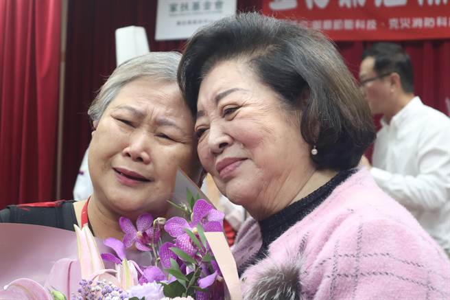 金馬影后陳淑芳20日與台南市長黃偉哲至南台南家扶中心為家扶兒下廚，其中有位王鄭麗花阿嬤（左）特別獻花給陳淑芳（右），場面溫馨感人。（李宜杰攝）