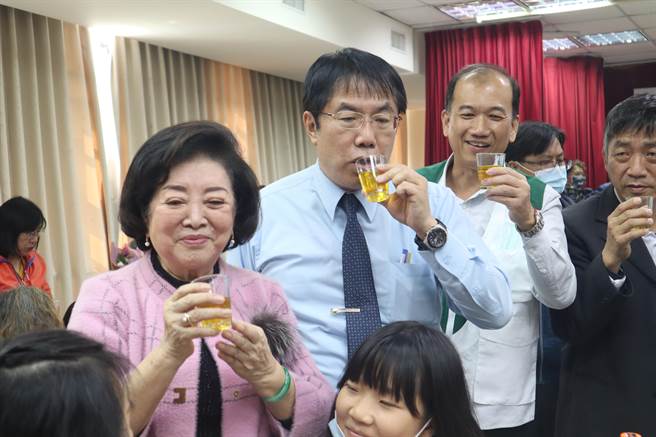 金馬影后陳淑芳（左）20日與台南市長黃偉哲（中）至南台南家扶中心為家扶兒下廚。（李宜杰攝）