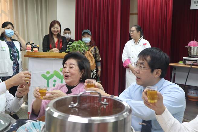 陳淑芳（左）表示自己近日行程滿檔，每天幾乎都只睡3小時。（李宜杰攝）