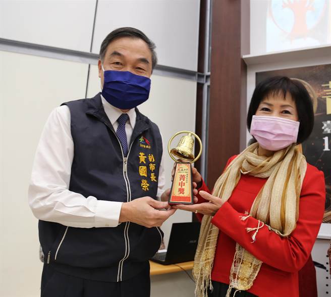 黄国荣副市长颁发干部奖，授奖人为志工队长杨玉雪。（葫芦墩文化中心提供／陈淑娥台中传真）