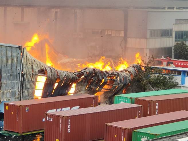 桃园芦竹区的旭富制药工厂今天传出爆炸火警，目前火势已延烧到桃园纸厂和东阳精密工业的工厂。（图／记者陈麒全摄）