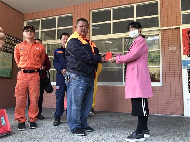 邱男家属致赠礼盒及红包给民间搜救人员。（陈淑娥摄）