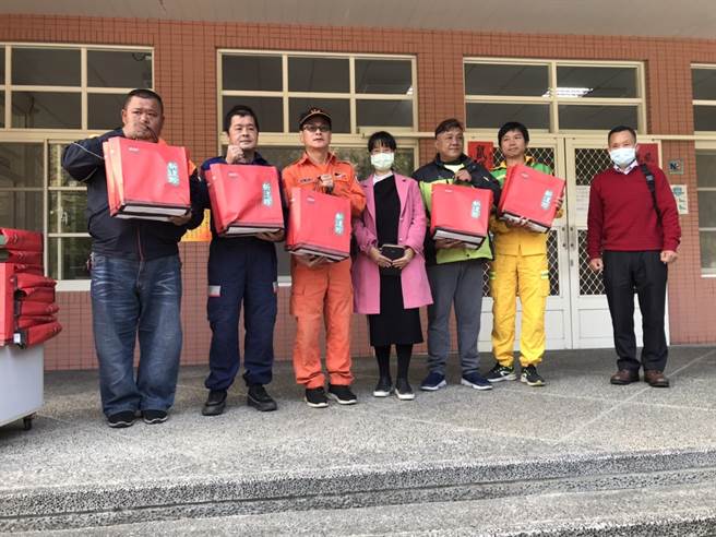 邱男家属致赠礼盒及红包给民间搜救人员。（陈淑娥摄）