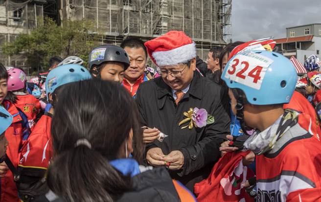 新竹县首座国际标准竞速滑轮溜冰场启用，小朋友围着扮圣诞老公公发小礼物的县长杨文科说，「感谢县长爷爷，给我们最棒的耶诞节礼物！」（罗浚滨摄）