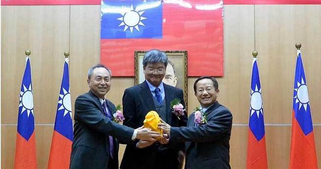 科技部南科管理局前局长林威呈（右1）上月2日提早退休，今凌晨在成大医院 病逝。（图／报系资料照）