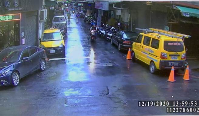 郭男看到路边机车未拔钥匙，立即骑上机车发动后离去，不料竟自摔。（翻摄画面／李俊淇新北传真）