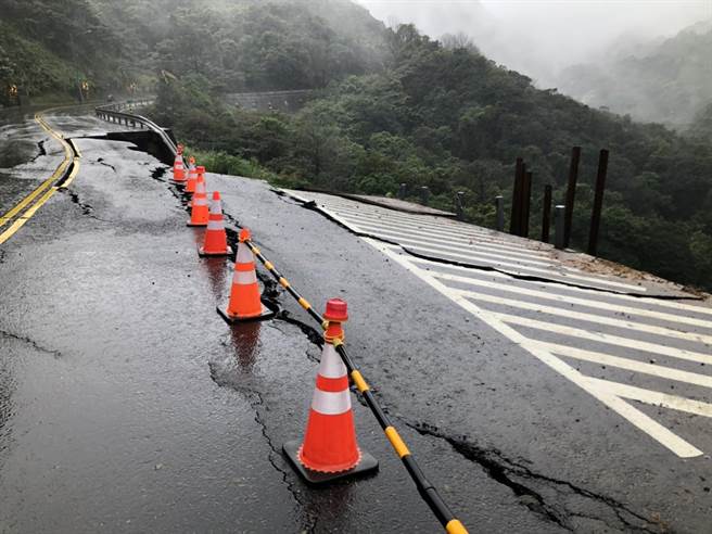新北市金山区台2甲线8.4公里处今（20日）下午2时许，传出边坡坍方、路基流失，造成道路严重龟裂，目前双向封闭。（金山区公所提供）