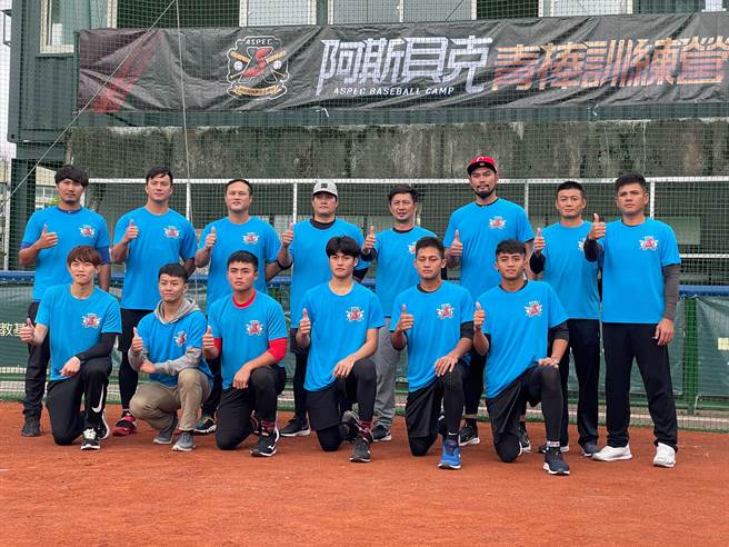 阿斯贝克青棒训练营教练团。（毛琬婷摄）