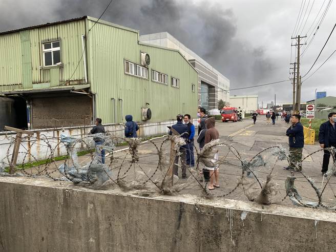 旭富延烧4厂房，当地里长控远雄水泥封路导致延误救灾。（蔡依珍摄）